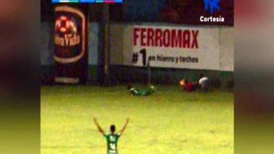 La caída del árbitro Roney Salinas tras una barrida de Robbie Matute.