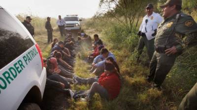 Al menos 15,000 indocumentados cruzaron la frontera de EUA y México en abril. AFP.