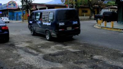 A la altura del semáforo ubicado en la 7 calle, en la avenida Júnior, se forman congestionamientos por la cantidad de baches que se están formando. Foto: Cristina Santos.