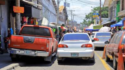Las dobles filas, la ocupación de calles y aceras que le quitan el derecho al peatón y a los mismo conductores son escenas que se repiten en el centro de San Pedro Sula. Cada día el descontrol aumenta. FOTOS: MOISÉS VALENZUELA