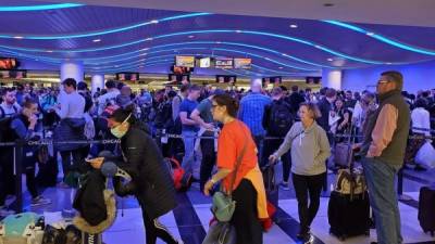 Miles de pasajeros permanecieron hacinados por varias horas en los aeropuertos habilitados para recibir a los estadounidenses que se encontraban en Europa antes de la declaratoria de emergencia de Trump./AFP.