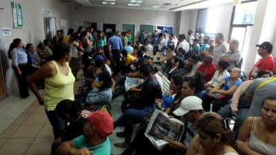 La cantidad de pacientes es masiva en la consulta de emergencia del hospital del Seguro Social.