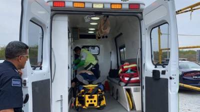 El hombre bajo de su auto y accedió a que los policías le revisaran el vehículo.