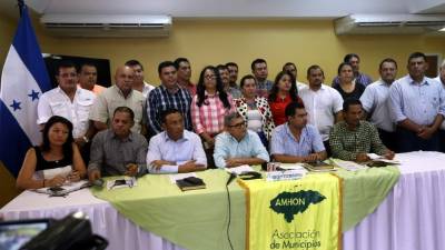 Grupo de jefes edilicios que fijaron su postura ante los medios de comunicación.