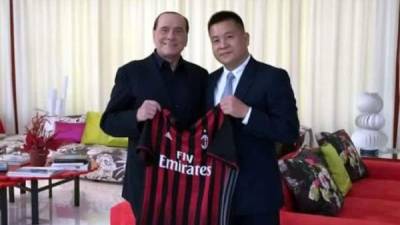 Silvio Berlusconi junto al empresario chino Li Yonghong.