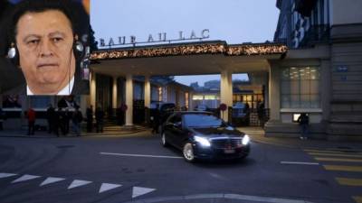 El momento en el que salían los lujosos autos, con Alfredo Hawit abordo, del hotel Baur Au Lac en Zúrich.