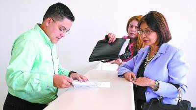 El abogado Carlos Izaguirre mientras recibía ayer los documentos de los aspirantes.