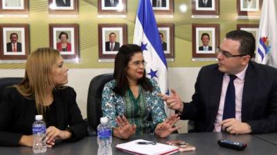 Los consejeros del CNE: Ana Paola Hall, Rixi Moncada y Kevin Aguirre.