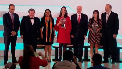 Momento en el que María Elena Botazzi recibe el Premio en Salud 2018.