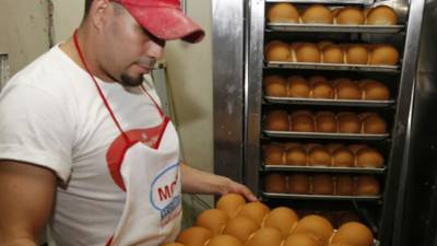 En este momento las panaderías venden la bolsa de este alimento en 20 lempiras, pero, con esta reforma costará 23. Foto Archivo.