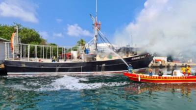 Dos marinos perdieron la vida este jueves tras explotar una embarcación en el muelle de descarga de Roatán, Islas de La Bahía.