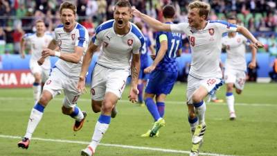 Tomas Necid (centro) corre a celebrar su gol para el empate de República Checa. Foto AFP