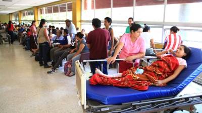 Ayer el centro asistencial estaba abarrotado de enfermos.