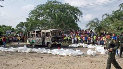 Autoridades sacaron los cuerpos de los infantes del autobús calcinado.