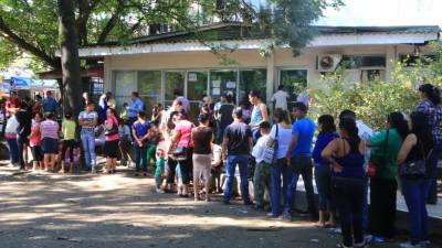 Largas filas ha habido en los últimos días en el Registro Nacional de las Personas con el fin de adquirir las partidas de nacimiento.