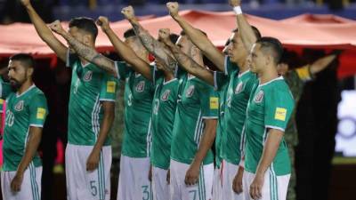 -FOTODELDIA- MEX65. SAN LUIS POTOSÍ (MÉXICO), 06/10/2017.- Los jugadores de México alzan el puño en recuerdo por las víctimas del terremoto del 19 de septiembre hoy, viernes 06 de octubre de 2017, durante el minuto de silencio guardado antes del partido ante Trinidad y Tobago por las eliminatorias de la Concacaf al Mundial de Rusia 2018, disputado entre México y Trinidad y Tobago en el estadio Alfonso Lastras de la ciudad de San Luis Potosí (México). EFE/José Méndez
