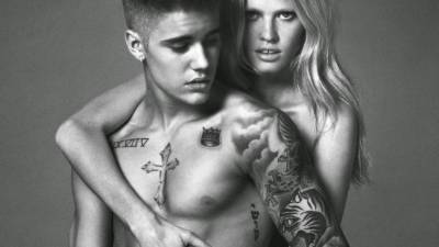 El cantante junto a la modelo Lara Stone.