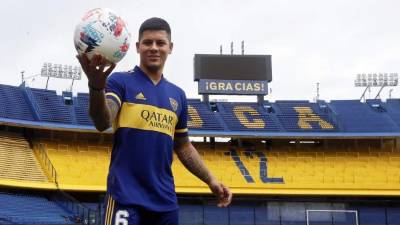 Marcos Rojo ya luciendo el uniforme de Boca Juniors y en La Bombonera.