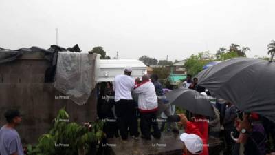El futbolista hondureño Walter Williams fue sepultado la fría mañana de este miércoles en La Ceiba, por familiares, amigos cercanos y futbolistas.
