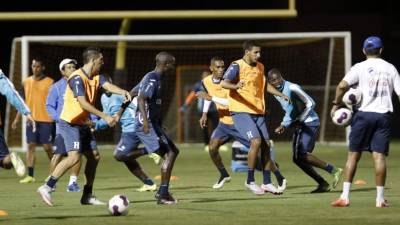 Los jugadores de la Selección de Honduras durante el entrenamiento de este domingo en Houston. Fotos Josué Banegas