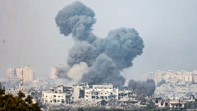 El humo se eleva desde la parte norte de la Franja de Gaza como resultado de un ataque aéreo israelí, en un lugar no revelado cerca de la frontera con Gaza, en Israel, el 28 de octubre de 2023.