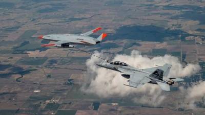 Dron y avión militar en pleno vuelo y reabasteciéndose de combustible. Fotografía: EFE
