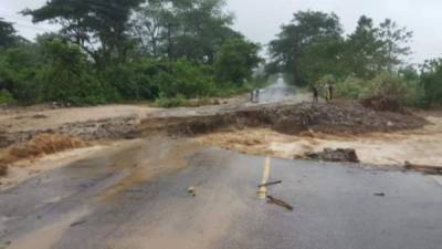 La carretera entre El Progreso y Santa Rita, Yoro, fue destruida por las lluvias dejadas por Iota.