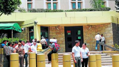 Decenas de personas llegan cada día a la embajada estadounidense.