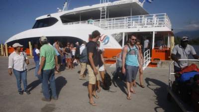 La terminal marítima de La Ceiba luce abarrotada de turistas. Foto: Javier Rosales