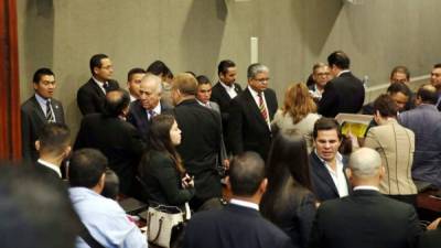 El presidente del Congreso Nacional, Mauricio Olilva, conversa con Rafael Alegría y Edgardo Castro, diputados de Libre.