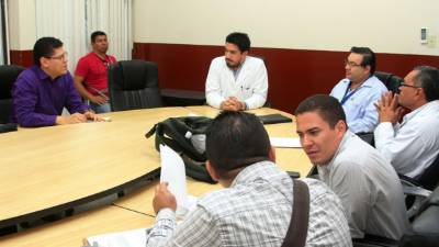 Los fiscales en reunión con doctores del Ihss.