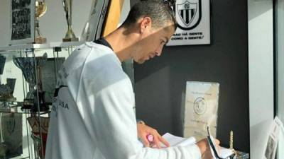 Cristiano Ronaldo no olvida sus raíces y visitó al Nacional, club en donde dio sus primeros pasos como futbolista.