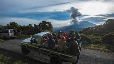 Un grupo de personas observan la erupción del Turrialba en la distancia, desde la provincia de Cartago.