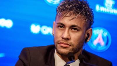 Paris Saint-Germain's Brazilian forward Neymar prior to the French League Cup football semi-final match between Rennes and Paris Saint-Germain at the Roazhon Park stadium in Rennes on January 30, 2018. / AFP PHOTO / LOIC VENANCE