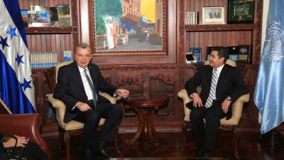 El director del UNODC, Yuri Fedotov, durante la reunión con el presidente Juan Orlando Hernández.