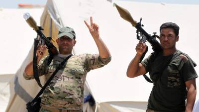 Soldados de las fuerzas de seguridad iraquíes posan con sus armas cerca de la localidad de Faluya. Dichas fuerzas han estado combatiendo a Estado Islámico.