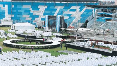 El escenario principal está en el centro de grama. Dentro del estadio hay pantallas para poder ver el evento. Murales de próceres y personalidades se instalaron.