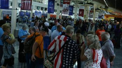 Los viajeros se movilizan en el aeropuerto Villeda Morales, especialmente los fines de semana. Foto: Amílcar Izaguirre.