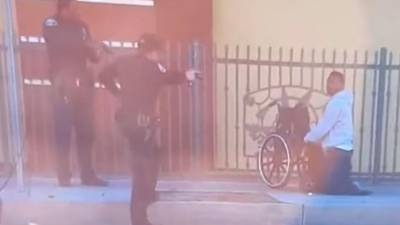 Un video muestra a Lowe intentado huir de la policía sobre sus piernas amputadas momentos antes de ser abatido.