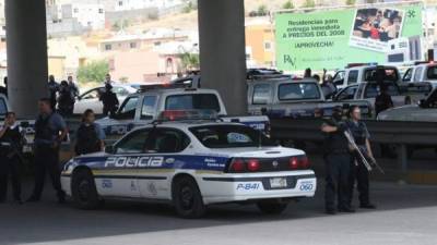 Miembros de la policía resguardan el lugar en donde al menos cuatro personas murieron el 25 de junio de 2009, en un tiroteo que se desencadenó en la zona centro de Chihuahua, la capital del estado mexicano del mismo nombre. EFE/Luis Hinojos/Archivo