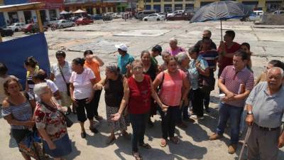 Hoy se cumple un mes que ocurrió el incendio en una parte del mercado central. Hay puestos sin energía. Foto: Yoseph Amaya
