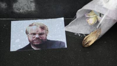 Vista de un improvisado homenaje para el difunto actor estadounidense Philip Seymour Hoffman con fotos y flores, a las afueras de su apartamento donde fue encontrado su cuerpo en Nueva York (Estados Unidos). EFE