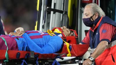 Ronald Araújo fue trasladado a un centro médico de Barcelona.