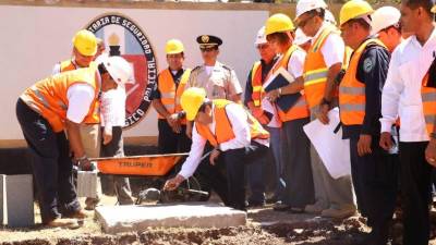 El presidente Juan Orlando Hernández puso la primera piedra del Instituto Tecnológico Policial.