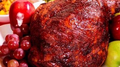 Una jugosa y deliciosa pierna de cerdo no puede faltar en la mesa de los hondureños durante Navidad y Fin de Año.