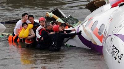 Los equipos de rescate continúan buscando a 12 pasajeros desaparecidos en el río tras el accidente del avión de TransAsia.