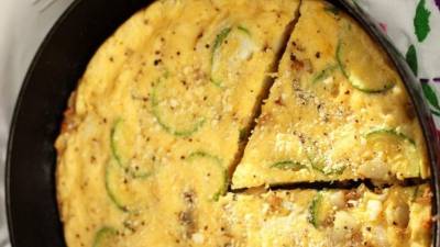 Servir el budín de calabacita y huevo tibio o caliente.