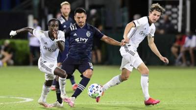 Roger Espinoza disputa el balón con Jamiro Monteiro del Philadelphia Union. Foto AFP