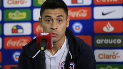 Claudio Baeza compareció en rueda de prensa. El mediocampista debutó con la selección de Chile el pasado jueves en el empate 0-0 ante Argentina. Foto Moisés Valenzuela.