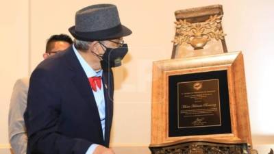 El periodista recibe el galardón en un evento en Tegucigalpa.